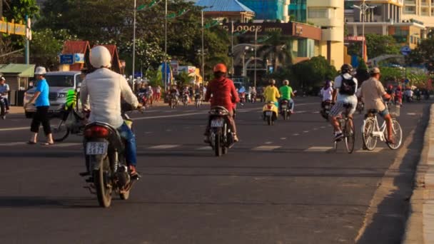 Stadstrafik motorcyklar, skotrar i Nha trang — Stockvideo