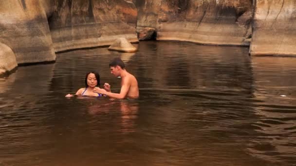 Jongen en meisje stekken in lake — Stockvideo