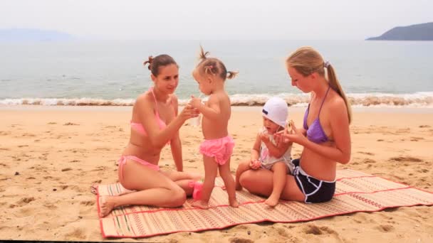 Дві молоді матері і маленькі дочки — стокове відео