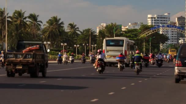 Motocicletas scooters tráfico en la ciudad — Vídeo de stock