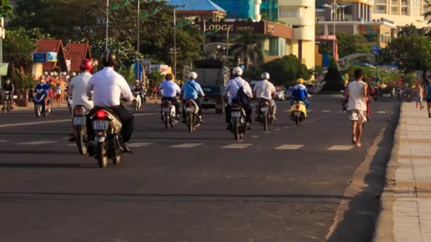 Scooters verkeer langs resort stad — Stockvideo