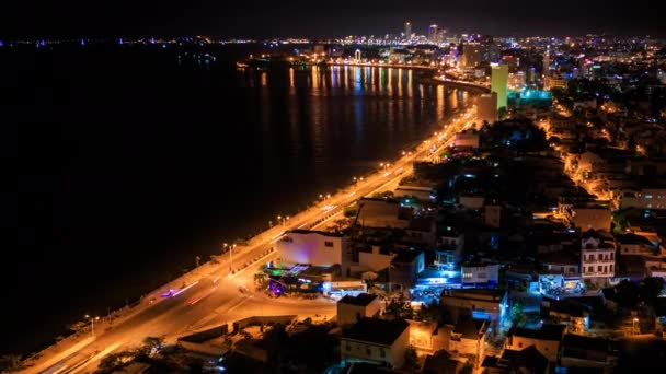 Vista da costa da cidade noturna em luzes — Vídeo de Stock