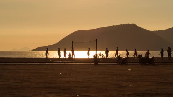 Los hombres juegan voleibol en la playa — Vídeos de Stock