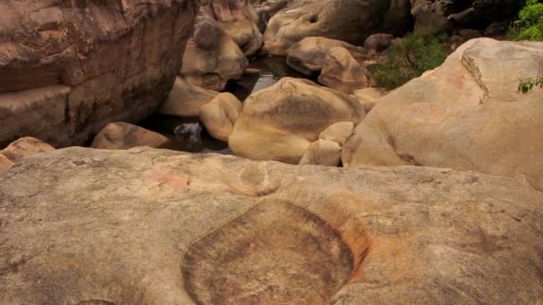 Arroyo entre grandes piedras marrones — Vídeos de Stock