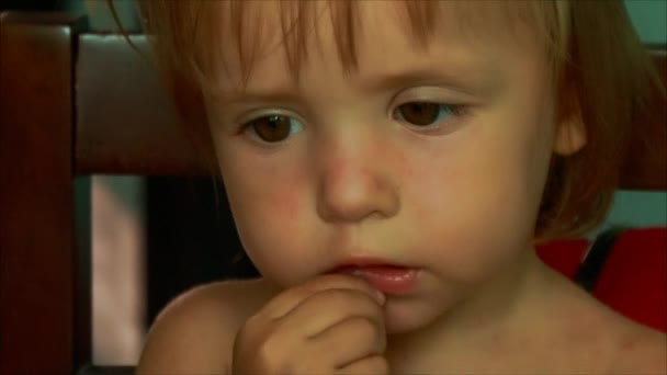 Cara de niña comiendo macarrones — Vídeo de stock