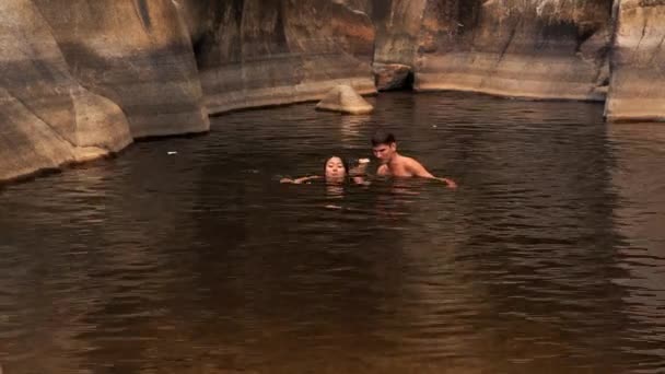 男孩和女孩在湖中游泳 — 图库视频影像