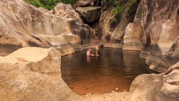 Cara e vietnamita nadando em pequeno lago — Vídeo de Stock