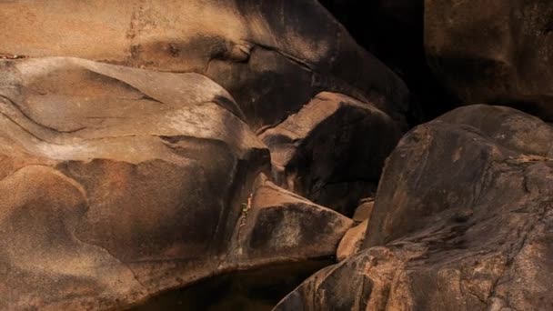 Vista del lago situado entre rocas — Vídeos de Stock