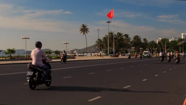 Lalu lintas di kota resor Vietnam — Stok Video