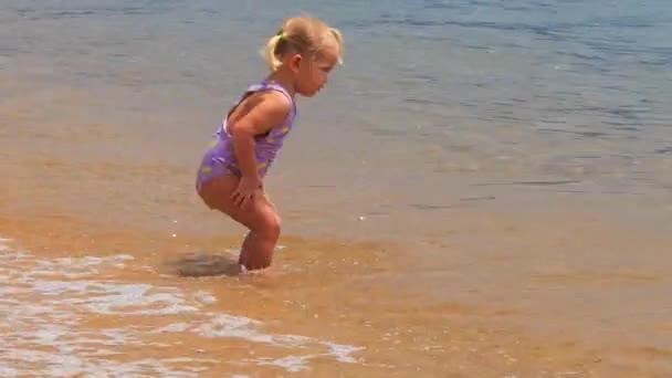 Дівчина в фіолетовому плавальному костюмі — стокове відео