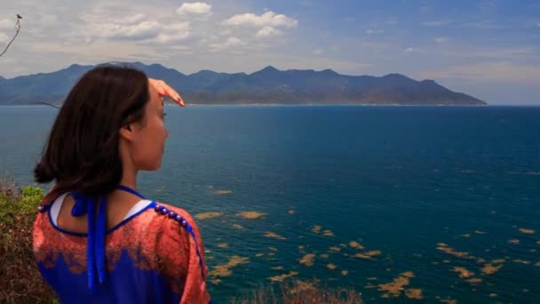 Девушка восхищается пейзажем во Вьетнаме — стоковое видео