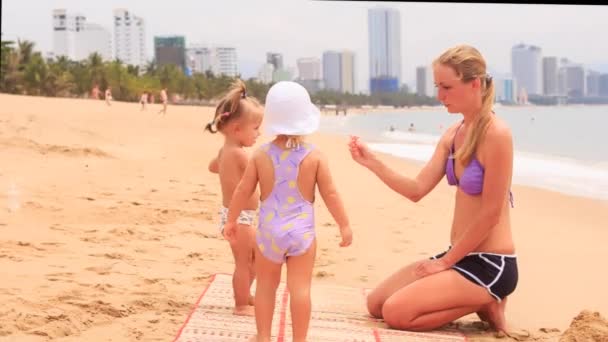 Mor och små flickor på stranden — Stockvideo