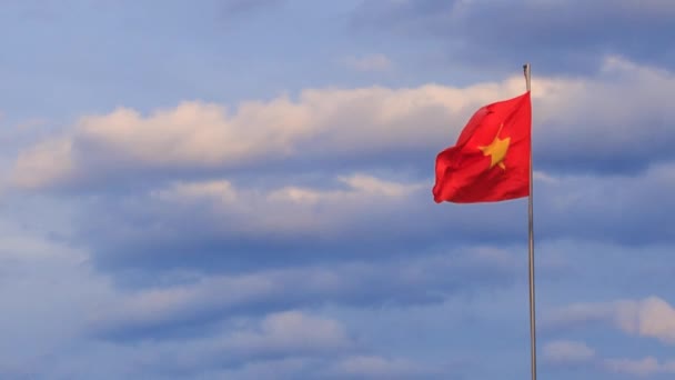 Вьетнамское знамя, болтающееся на ветру — стоковое видео