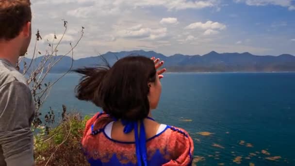 Chico y chica admirar el paisaje de paisaje marino — Vídeo de stock