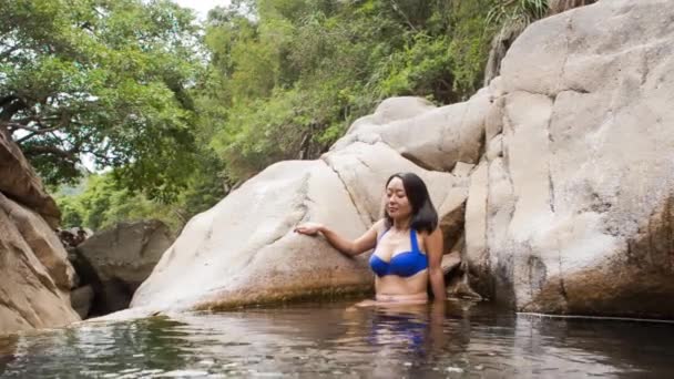 Chica se sienta baña en pequeño lago — Vídeo de stock