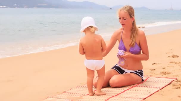 Moeder met op strand — Stockvideo