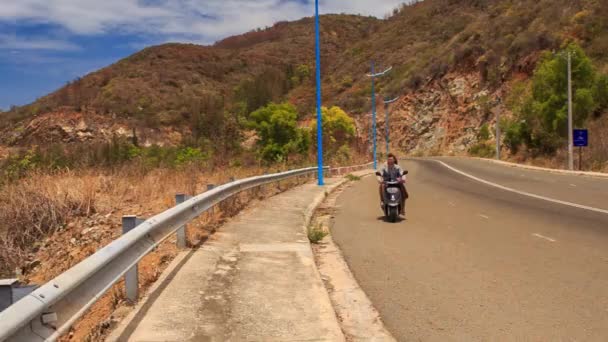 Küçük motosiklet dağ yolu boyunca yolcu ile — Stok video