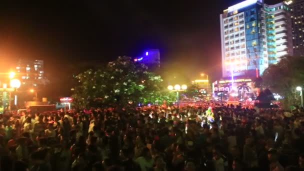 Menigte op festival in resort stad, Vietnam — Stockvideo