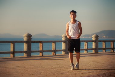 Vietnamlı çocuk egzersizleri yapıyor