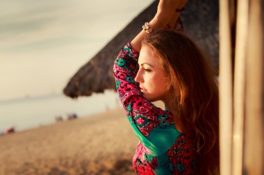 İnce kız reed duvar tarafından renkli