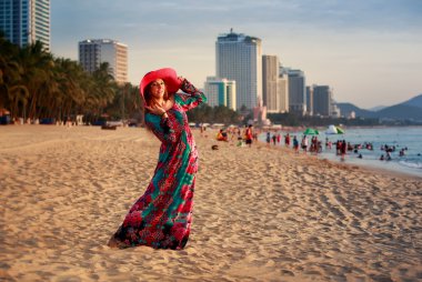Sahilde büyük şapkalı ince kız