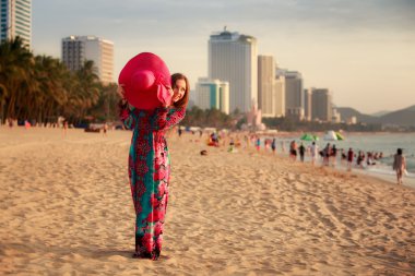Sahilde büyük şapkalı ince kız