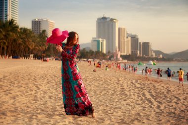 Sahilde büyük şapkalı ince kız
