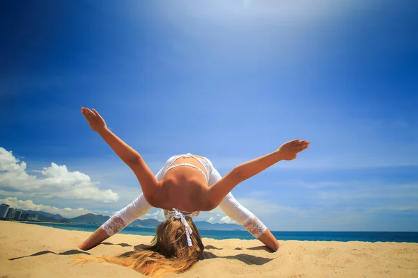 Menina em renda em ioga asana — Fotografia de Stock