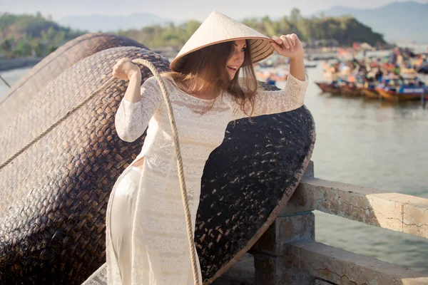 Chica en vestido vietnamita en terraplén —  Fotos de Stock