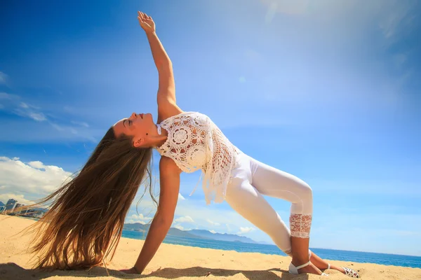 Menina em ioga equilíbrio braço asana — Fotografia de Stock