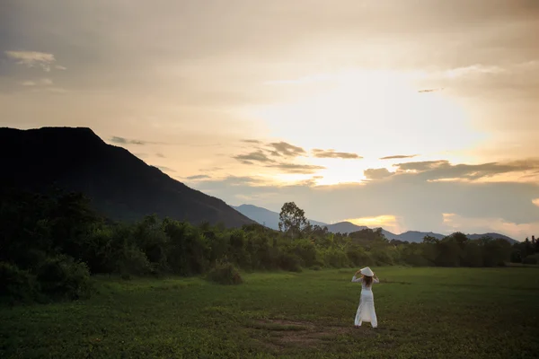 Chica en vestido vietnamita en el campo —  Fotos de Stock