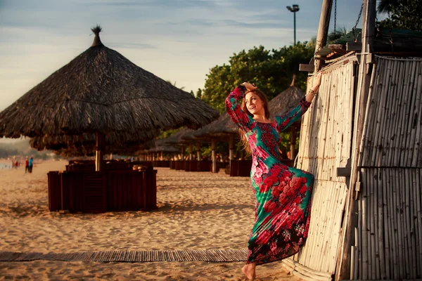 Стройная девушка в большой шляпе на пляже — стоковое фото