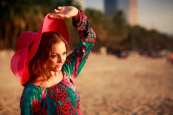 Chica delgada en sombrero grande en la playa — Foto de Stock