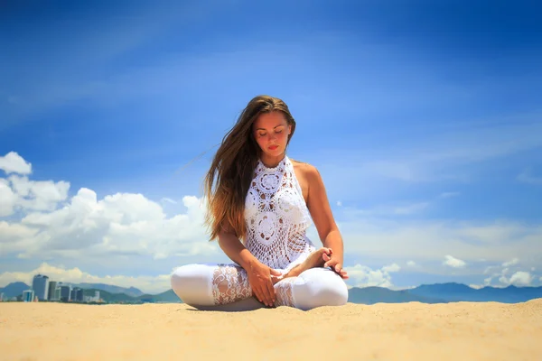 Chica en encaje en yoga asana loto — Foto de Stock