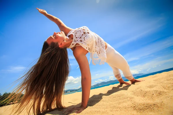 Chica en encaje en yoga asana — Foto de Stock