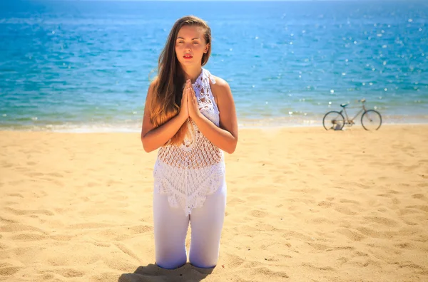 Meisje in yoga asana op knieën — Stockfoto