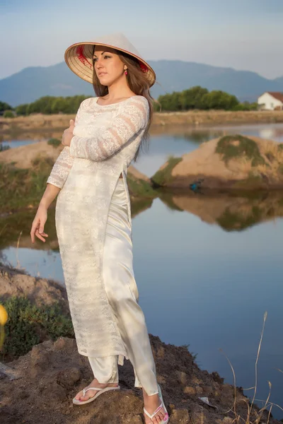 Chica en vestido vietnamita contra los lagos —  Fotos de Stock