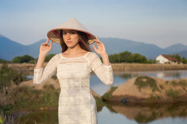 Дівчина в в'єтнамських плаття проти озер — стокове фото