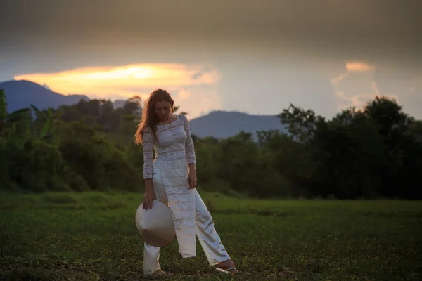 Chica en vestido vietnamita en el campo — Foto de Stock