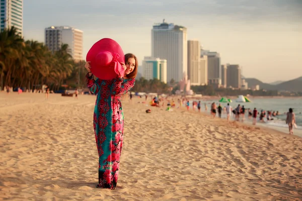 Menina magro em chapéu grande na praia — Fotografia de Stock