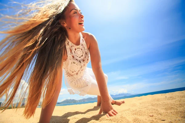 Menina no equilíbrio de braços de asana ioga — Fotografia de Stock