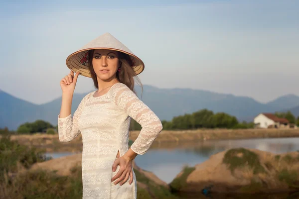 Menina em vestido vietnamita contra lagos — Fotografia de Stock