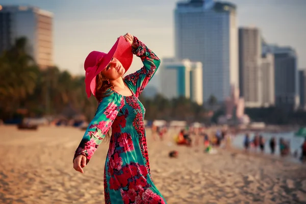 Sahilde büyük şapkalı ince kız