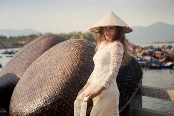 Menina em vestido vietnamita por barreira — Fotografia de Stock