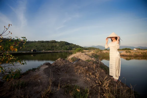 Chica en vestido vietnamita contra los lagos —  Fotos de Stock