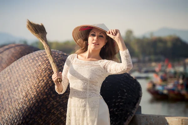 Menina em vestido vietnamita no dique — Fotografia de Stock