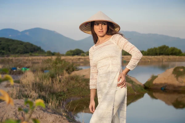 Menina em vestido vietnamita contra lagos — Fotografia de Stock