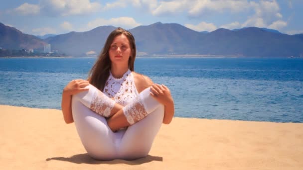 Девушка медитирует в йоге асана плод — стоковое видео