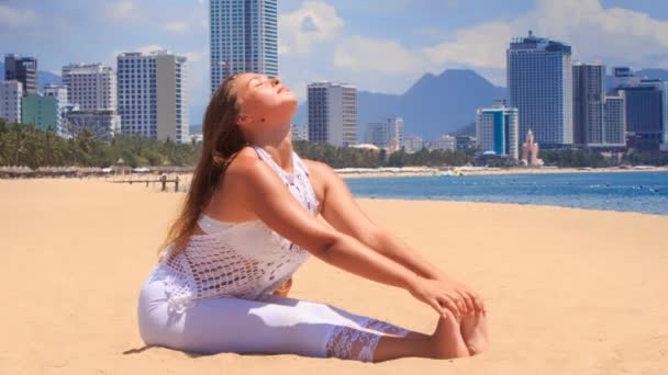Girl shows yoga asana — Stock Video