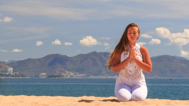 Blond meisje maditates in yoga asana — Stockvideo